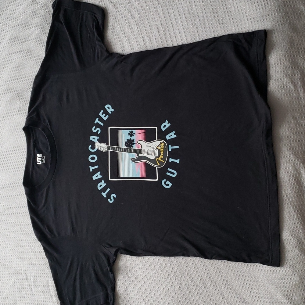 Uniqlo Fender Stratocaster guitar t shirt sz L